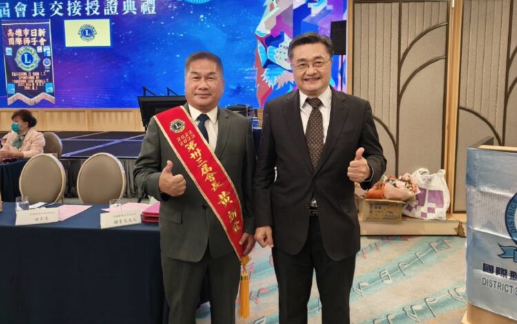 ▲黃新發（左）與台灣脊髓肌肉萎縮症病友協會前任理事長鍾育志。（圖／高雄市日新獅子會提供）