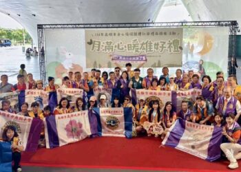▲300E5區總監李慶春更帶領著副總監楊琬琪、各分區主席及25-26會長及其獅友幹部家眷門齊心響應團結行動展現支持弱勢族群決心。《圖/雁行聯盟獅子會提供》