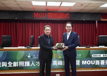 ▲國立空中大學與台灣台北醫療聯盟協會共同簽署合作備忘錄（MOU），宣示攜手推動長照3.0政策，世紀民生董事長張祐銘(左)與國立空中大學校長許立一(右)合影。(圖/翻攝畫面)