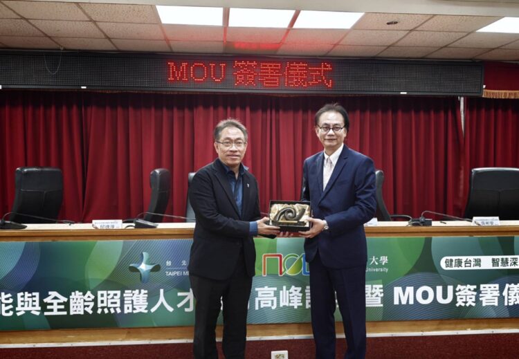 ▲國立空中大學與台灣台北醫療聯盟協會共同簽署合作備忘錄（MOU），宣示攜手推動長照3.0政策，世紀民生董事長張祐銘(左)與國立空中大學校長許立一(右)合影。(圖/翻攝畫面)