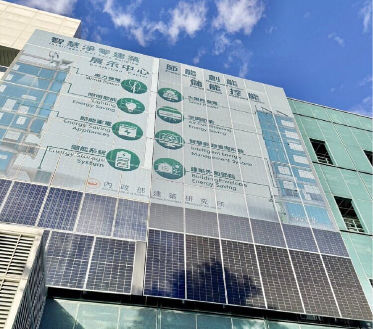 ▲睿田能源完成立面光電整合應用。當地緣風險牽動能源市場波動，建築整合光電與儲能系統，正成為提升城市供電韌性與降低外部能源依賴的重要實證方向。（圖／睿田能源提供）