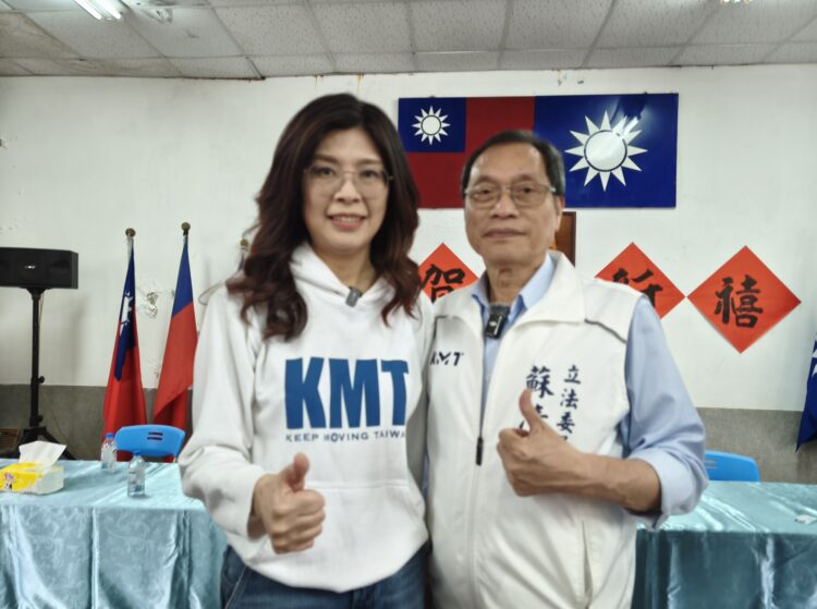 ▲國民黨主席鄭麗文與立法委員蘇清泉合體向屏東鄉親賀年，從市場掃街、社區活動到黨員座談，展現國民黨深耕地方、全力備戰今年縣市長選舉的決心。（圖／記者陳立驌攝）