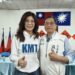 ▲國民黨主席鄭麗文與立法委員蘇清泉合體向屏東鄉親賀年，從市場掃街、社區活動到黨員座談，展現國民黨深耕地方、全力備戰今年縣市長選舉的決心。（圖／記者陳立驌攝）