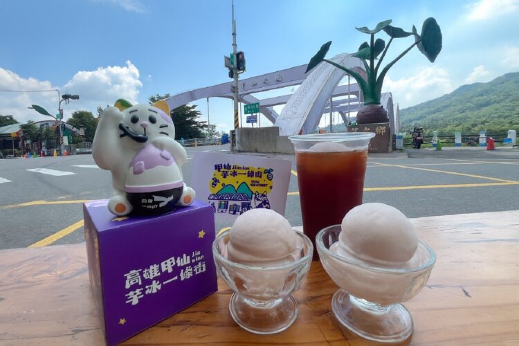 ▲甲仙好冰友「芋寶」領路遊街區，吃冰集章，收藏專屬明信片紀念。（圖／商業發展研究院提供）
