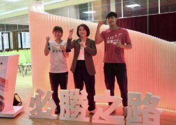 ▲116年全國運動會籌備處啟動記者會縣長周春米與王珮伃、黃正綺選手合影。(圖/屏東縣政府提供)