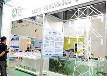 ▲三地能源於2025亞洲永續供應與循環經濟會展，主題展示「漁電共生」解答外界對光電與養殖是否能兼容的疑問，並將台南七股案場養殖的白蝦與牡蠣樣本運到現場。（圖／三地能源提供）