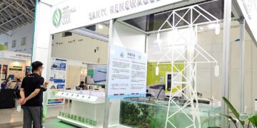 ▲三地能源於2025亞洲永續供應與循環經濟會展，主題展示「漁電共生」解答外界對光電與養殖是否能兼容的疑問，並將台南七股案場養殖的白蝦與牡蠣樣本運到現場。（圖／三地能源提供）