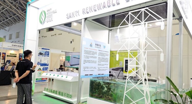 ▲三地能源於2025亞洲永續供應與循環經濟會展,主題展示「漁電共生」解答外界對光電與養殖是否能兼容的疑問,並將台南七股案場養殖的白蝦與牡蠣樣本運到現場。(圖/三地能源提供)