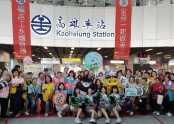 ▲高雄市政府社會局於高雄火車站下沉式廣場舉辦「閃出志願服務行動力」快閃活動，為今年志工月揭開序幕。（圖／記者陳立驌攝）