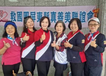 ▲救國團屏東縣真善美聯誼會長王德宇率員前往屏東榮民總醫院安寧病房探視住院病友。(救國團真善美聯誼會提供)