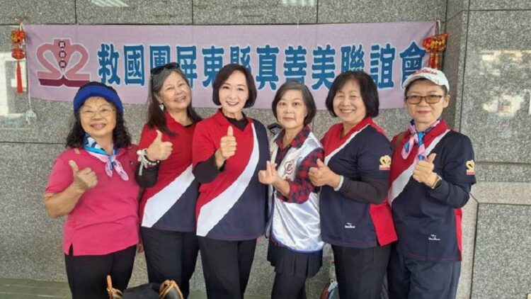 ▲救國團屏東縣真善美聯誼會長王德宇率員前往屏東榮民總醫院安寧病房探視住院病友。(救國團真善美聯誼會提供)