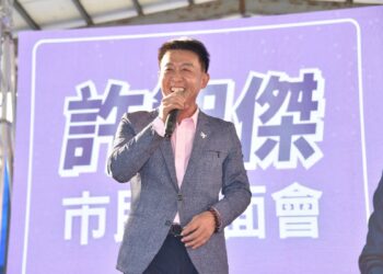 ▲高雄市長參選人許智傑前往東高雄舉辦市民見面說明會，向市民宣示會用行動讓高雄繼續發光─我準備好了！（圖／許智傑辦公室提供）
