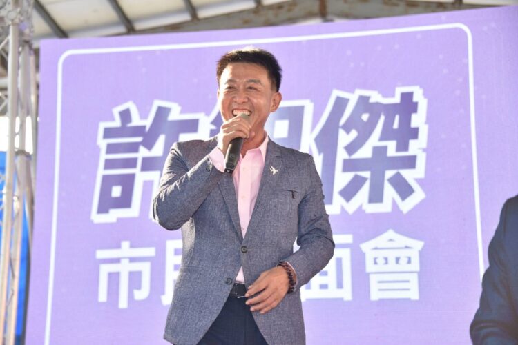 ▲高雄市長參選人許智傑前往東高雄舉辦市民見面說明會，向市民宣示會用行動讓高雄繼續發光─我準備好了！（圖／許智傑辦公室提供）