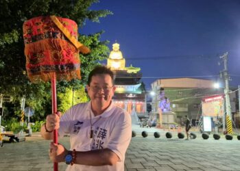 ▲左營、楠梓市議員參選人薛兆基近日深入地方文化現場，走進清水祖師廟參與傳統跳鼓陣學習，並呼籲高雄市政府升級現有文化保存政策，推動更完整的「高雄市傳統藝陣保存與傳承計畫」，讓珍貴的無形文化資產得以永續傳承。（圖／薛兆基服務處提供）