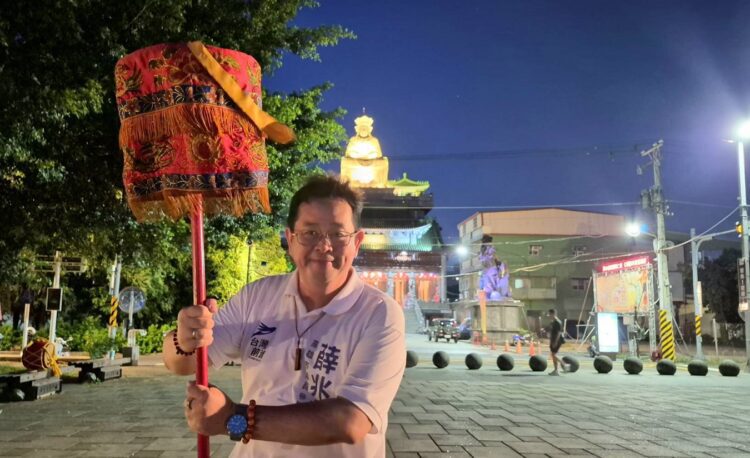 ▲左營、楠梓市議員參選人薛兆基近日深入地方文化現場，走進清水祖師廟參與傳統跳鼓陣學習，並呼籲高雄市政府升級現有文化保存政策，推動更完整的「高雄市傳統藝陣保存與傳承計畫」，讓珍貴的無形文化資產得以永續傳承。（圖／薛兆基服務處提供）