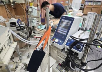 ▲安泰醫院急診室接獲他院緊急轉診，患者在原醫院已接受長達80分鐘心肺復甦術（CPR）仍未恢復自主循環，院內重症團隊立即啟動ECPR（體外心肺復甦術）機制，盼為患者搶回一線生機。（圖／安泰醫院提供）