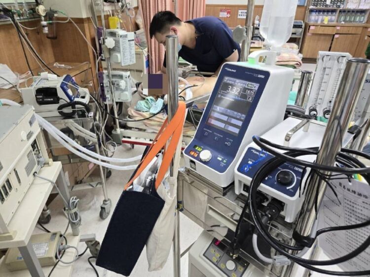 ▲安泰醫院急診室接獲他院緊急轉診,患者在原醫院已接受長達80分鐘心肺復甦術(CPR)仍未恢復自主循環,院內重症團隊立即啟動ECPR(體外心肺復甦術)機制,盼為患者搶回一線生機。(圖/安泰醫院提供)