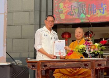 ▲萬巒鄉佛教萬法寺第25屆授證祈福大典，住持見引法師(右)宣布將本屆大會的所有捐獻金，全數捐助花蓮光復鄉的災區。（圖／翻攝畫面）