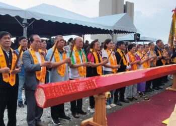 ▲高雄市鳥松區玄鷲山高邑雲天宮隆重舉行新建大廟上樑大典，在各界貴賓、友宮代表及十方善信共同見證下，順利完成主樑安置儀式。（圖／記者陳立驌攝）