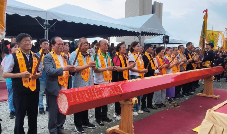 ▲高雄市鳥松區玄鷲山高邑雲天宮隆重舉行新建大廟上樑大典，在各界貴賓、友宮代表及十方善信共同見證下，順利完成主樑安置儀式。（圖／記者陳立驌攝）